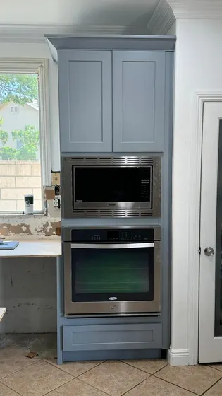 Kitchen cabinet and oven unit